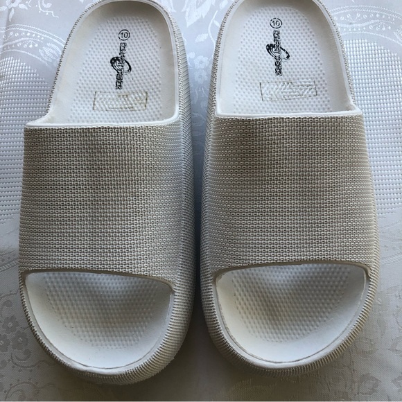 Comfort Trendz Women’s Size 10 White Slip-On Rubber Flip-Flops Shoes Open-Toe - Picture 8 of 16